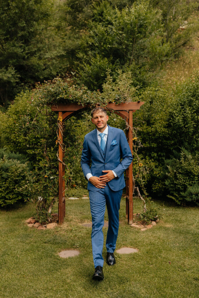 photo of a groom wearing a navy blue suits by colorado wedding photographer mrs ferree photography 