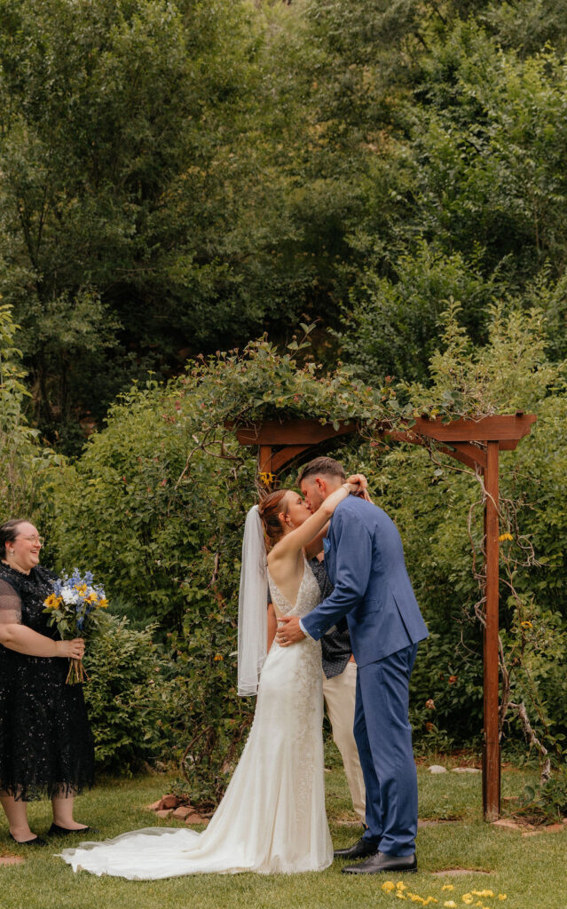 first kiss at colorado wedding venue stone mountain lodge 