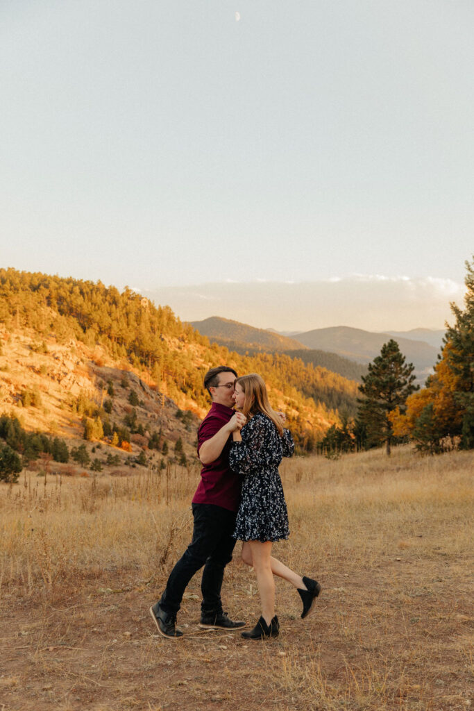 fall colorado engagement photos in colorado at mt falcon park west 