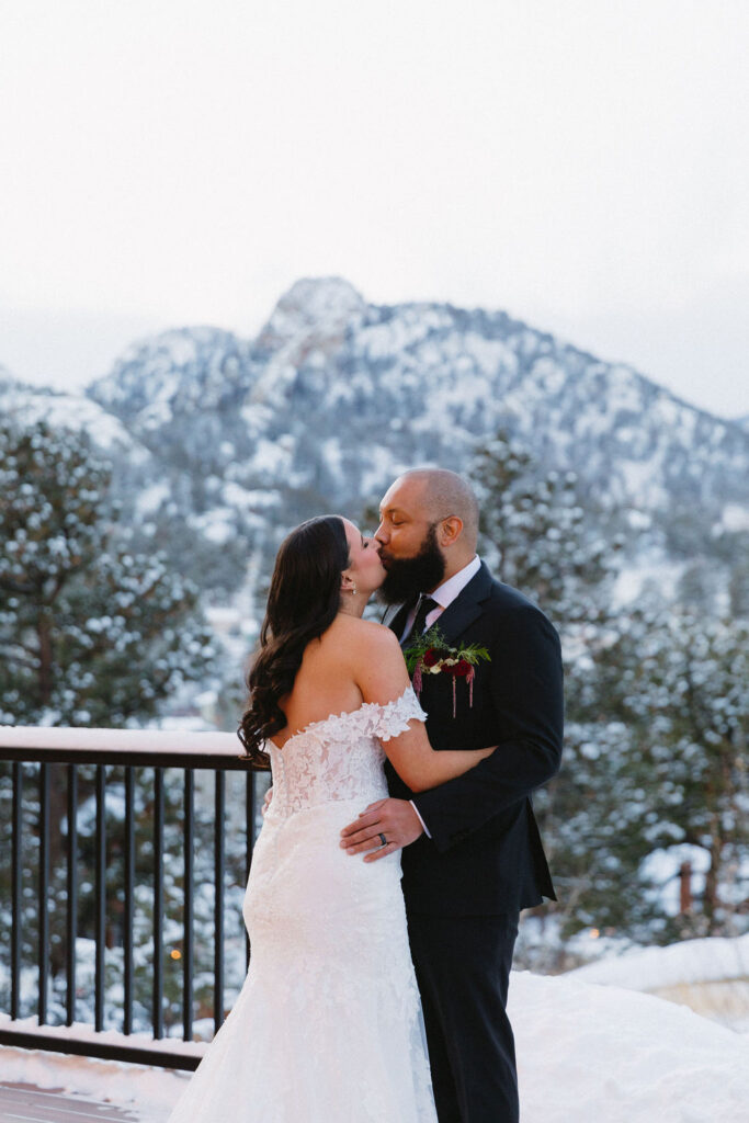 winter wedding in colorado at black canyon inn