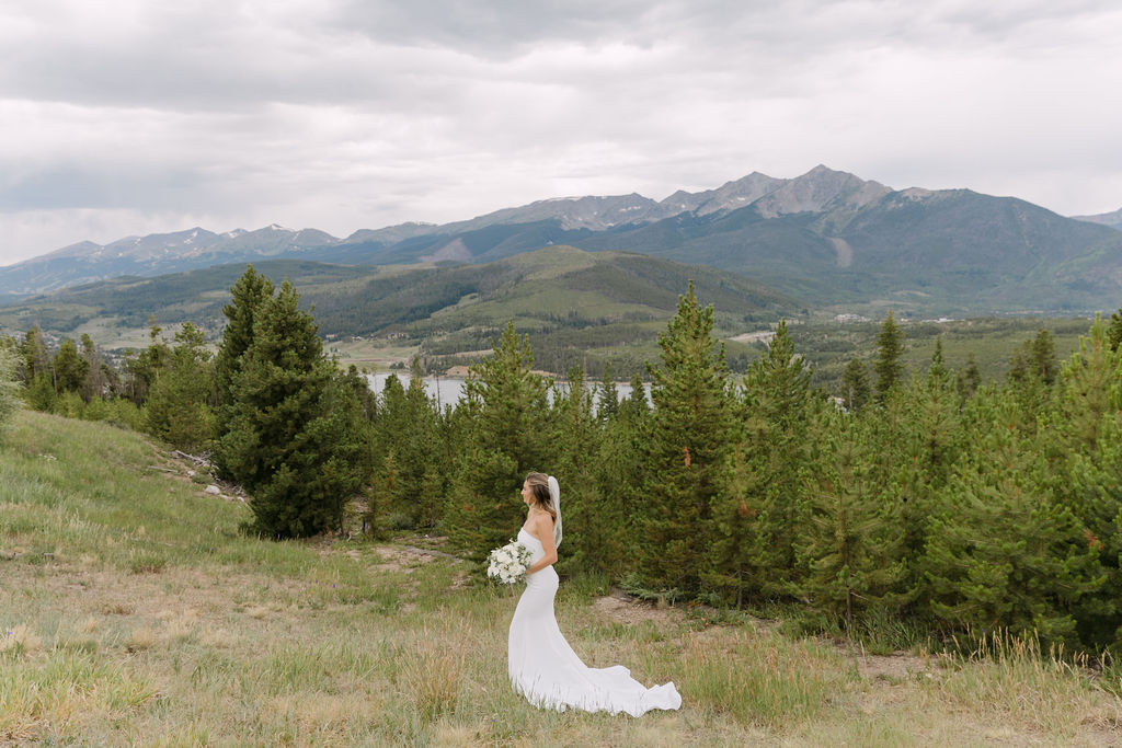 Gorgeous mountain bridal portraits in Breckenridge at Sapphire Point Overlook
